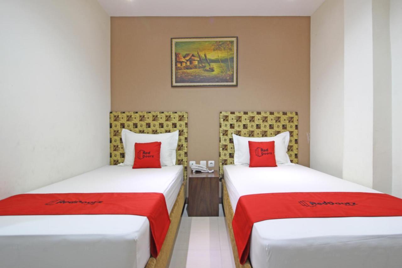 Reddoorz Near Uns Solo Hotell Eksteriør bilde